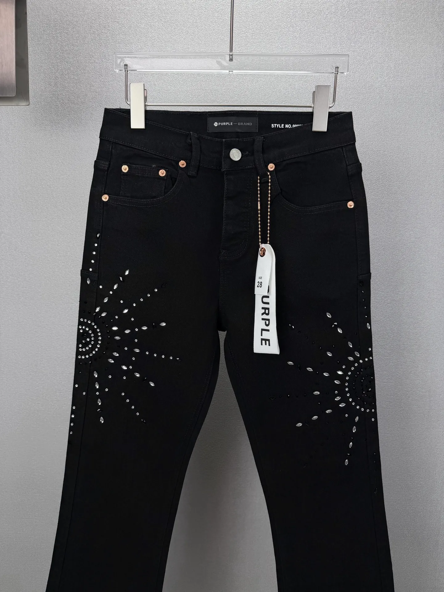 PURPLE BRAND 2026 New Arrival Sun🌞 Hot diamond pattern couple's bootcut loose jeans High version High version Top ceiling Quality Styles with different washed textures, very friendly to people with thin legs and thick legs. The bootcut and loose version is very flattering to the leg shape. Moderate length that never goes out of style, easy to match with casually, basic styling for various styles, a must-have in the wardrobe! The fabric is stiff but also makes the upper body soft without losing texture. The washing process is even more perfect. It is a must-have item for everyone! ! ! Washed wheat, hang tag, pants label, three labels complete Color: Black Size: 28, 30, 32, 34, 36 (five sizes)